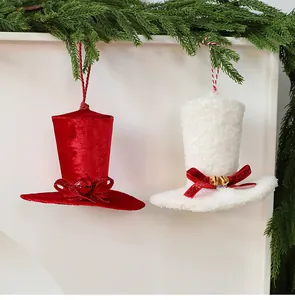 Gros plan d'ornements de Noël en velours rouge et peluche blanche en forme de haut-de-forme