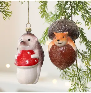 Gedetailleerd overzicht van egel- en eekhoornornamenten aan een kerstboomtak