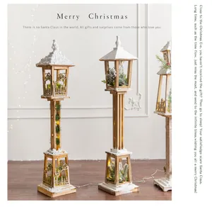 Set van vintage Scandinavische houten kerst vloerlantaarns met warme LED-verlichting