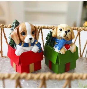 Détail de figurines de chien mignon en boîte cadeau pour décoration de Noël
