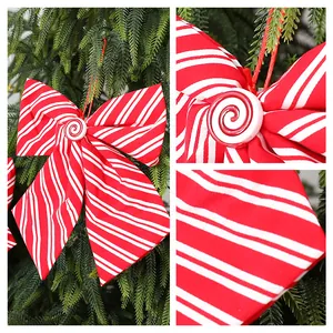Grote rood-wit gestreepte kerststrik met een decoratief zuurstok-draaikolk detail