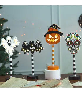 Detailansicht hölzerner Halloween LED-Schilder mit Geist, Fledermaus, Kürbis und Totenkopf