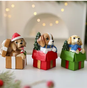 Trois figurines de chiots de Noël en résine dans des boîtes cadeaux pour la décoration