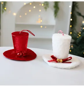 Détail de mini décorations de chapeaux de Noël en velours rouge et peluche blanche pour sapin