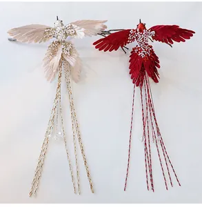 Vista dettagliata delle decorazioni natalizie a forma di colibrì rosso e crema con perle