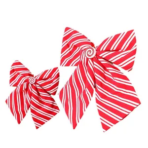 Feestelijke rood-wit gestreepte kerststrikken voor kerstboomversiering en decoratie van scènes