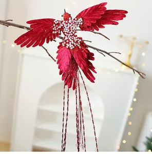 Dettaglio di uccello artificiale rosso con perline bianche per albero di Natale