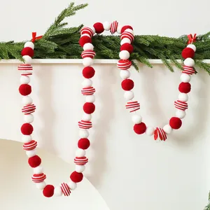 Guirlande de boules en feutre de laine rouge et blanc pour sapin et cheminée.