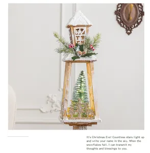 Detailweergave van een houten kerstlantaarn met warme interne LED-boomverlichting