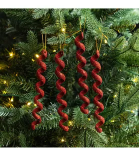 Primer plano de carámbanos de espiral rojos con purpurina en un árbol de Navidad