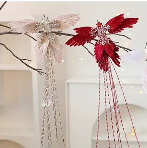 Dettaglio ravvicinato di eleganti colibrì artificiali con perline su un ramo natalizio