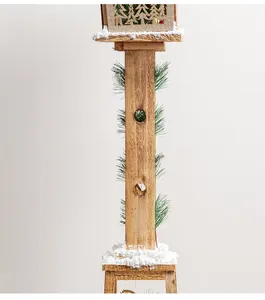 Gedetailleerde weergave van een houten kerstlantaarn met dennen- en sneeuwaccent
