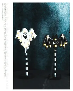 Nahaufnahme von Halloween LED Geister und Fledermaus Holzornamenten mit Lichtern