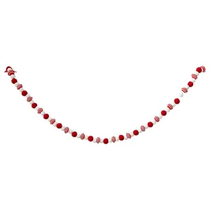Guirlande de boules en feutre de laine rouge et blanche pour sapin de Noël sur fond blanc