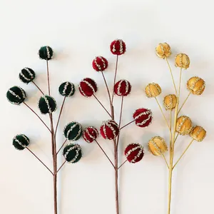 Eleganti steli di bacche natalizie floccati con dettagli glitter in rosso verde e oro