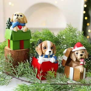 Lot de trois figurines de chiens en résine dans des boîtes cadeaux pour décor de Noël