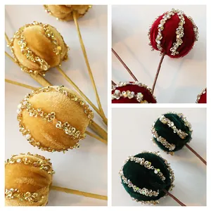 Rami con palline di Natale in velluto con paillettes dorate in rosso, verde e oro