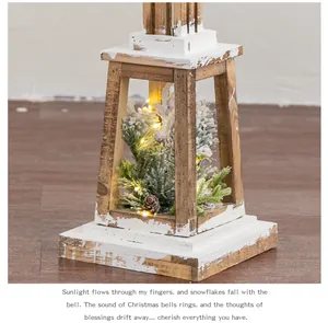 Detailopname van decoratieve houten kerstlantaarn met warme LED-verlichting en kunstsneeuw