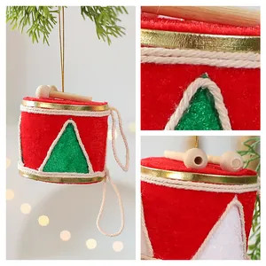 Petits tambours rouges de décoration de Noël pour sapin avec bordure dorée et baguettes