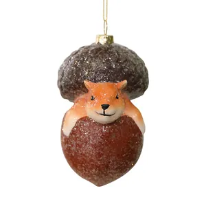 Schattige kleine vos in een glinsterende bruine eikel kerstboom hangende versiering