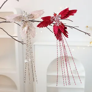 Squisiti ornamenti a forma di colibrì con perline per decorare l'albero di Natale.
