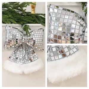 Fiocco di Natale a specchio argento con bordo in finta pelliccia bianca.