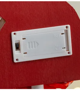 Detailansicht des Batteriefachs und Ein-Aus-Schalters am hölzernen LED-Licht.