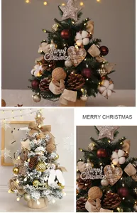 Dettaglio di un albero di Natale fai-da-te da tavolo con luci e decorazioni
