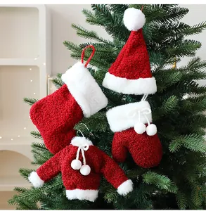 Gedetailleerd overzicht van de rode pluche kerstversieringen met sok en muts aan een boom