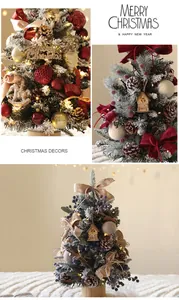 Vista dettagliata dell'albero di Natale da tavolo con pigne e decori