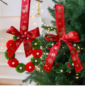 Coronas de Navidad hechas a mano de chenilla roja y verde con cintas de Merry Christmas