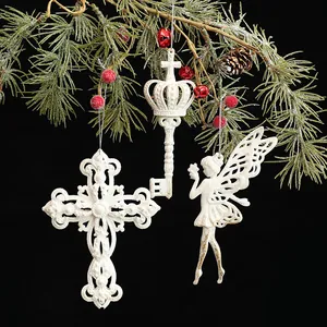 Set de adornos navideños vintage blancos con purpurina, cruz, llave y hada