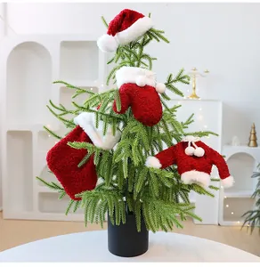 Gezellige rode pluche kerstversieringsset inclusief muts, want, sok en trui op de boom