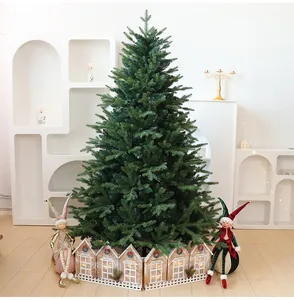 Albero di Natale in PE/PVC con dettaglio base a recinzione di casa in legno luminosa.