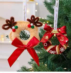 Primer plano de coronas de Navidad tejidas DIY con lazos rojos y astas de reno