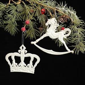 Adornos de Navidad vintage de caballo y corona blancos con textura de nieve festiva