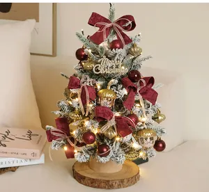 Vista dettagliata di un albero di Natale da tavolo fai-da-te con fiocchi rossi e luci