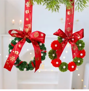 Primer plano de una corona de Navidad tejida a mano con cinta roja y perlas blancas