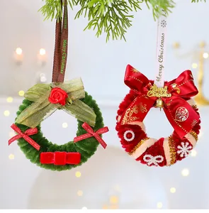 Detalle de coronas de Navidad de felpa hechas a mano con cintas Merry Christmas.
