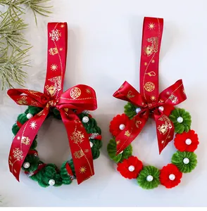 Primer plano de coronas de Navidad hechas a mano con lazos rojos