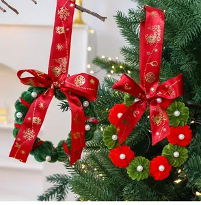 Detalle de coronas de Navidad de felpa hechas a mano con cintas rojas de Merry Christmas
