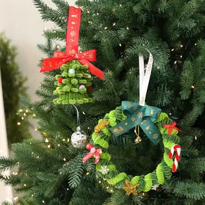 Decorazioni natalizie fai-da-te in scovolini, mini albero e ghirlanda per l'albero