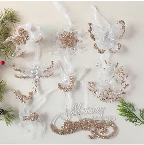Detailansicht klarer Acryl-Weihnachtsanhänger mit gold glänzenden Pailletten und Bändern