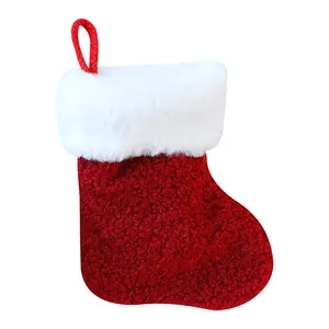 Klassieke rood-witte pluche kerstkous decoratie voor kerstboom en huisdecoratie.