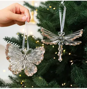 Nahaufnahme von Pailletten-Acryl-Weihnachtsschmuck in Schmetterling- und Libellenform
