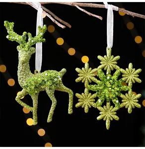 Detailaufnahme von neongrünen Pailletten-Rentier- und Schneeflocken-Weihnachtsschmuck