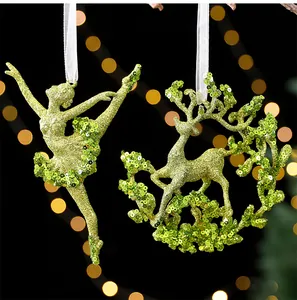 Nahaufnahme von grünen Glitzer-Ballerina- und Rentier-Weihnachtsbaum-Anhängern