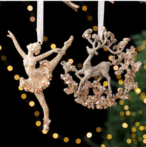 Detailansicht der champagnerfarbenen Pailletten-Ballerina und Rentier Weihnachtsanhänger