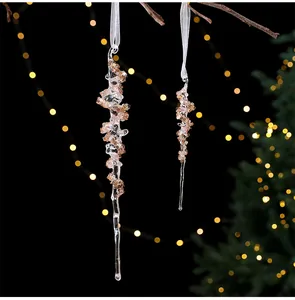 Nahaufnahme von funkelnden Acryl-Eiszapfen mit goldenen Pailletten für den Tannenbaum