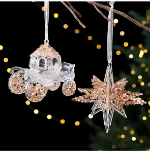 Detaillierte Nahaufnahme von roségoldenen Pailletten-Acryl-Kutschen und Stern-Weihnachtsdeko